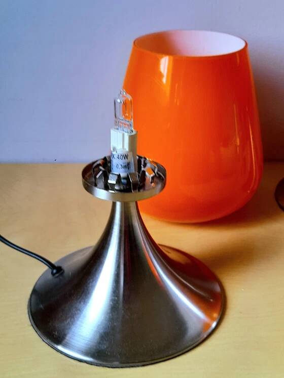 Paire de lampes space age en opaline orange et métal chromé