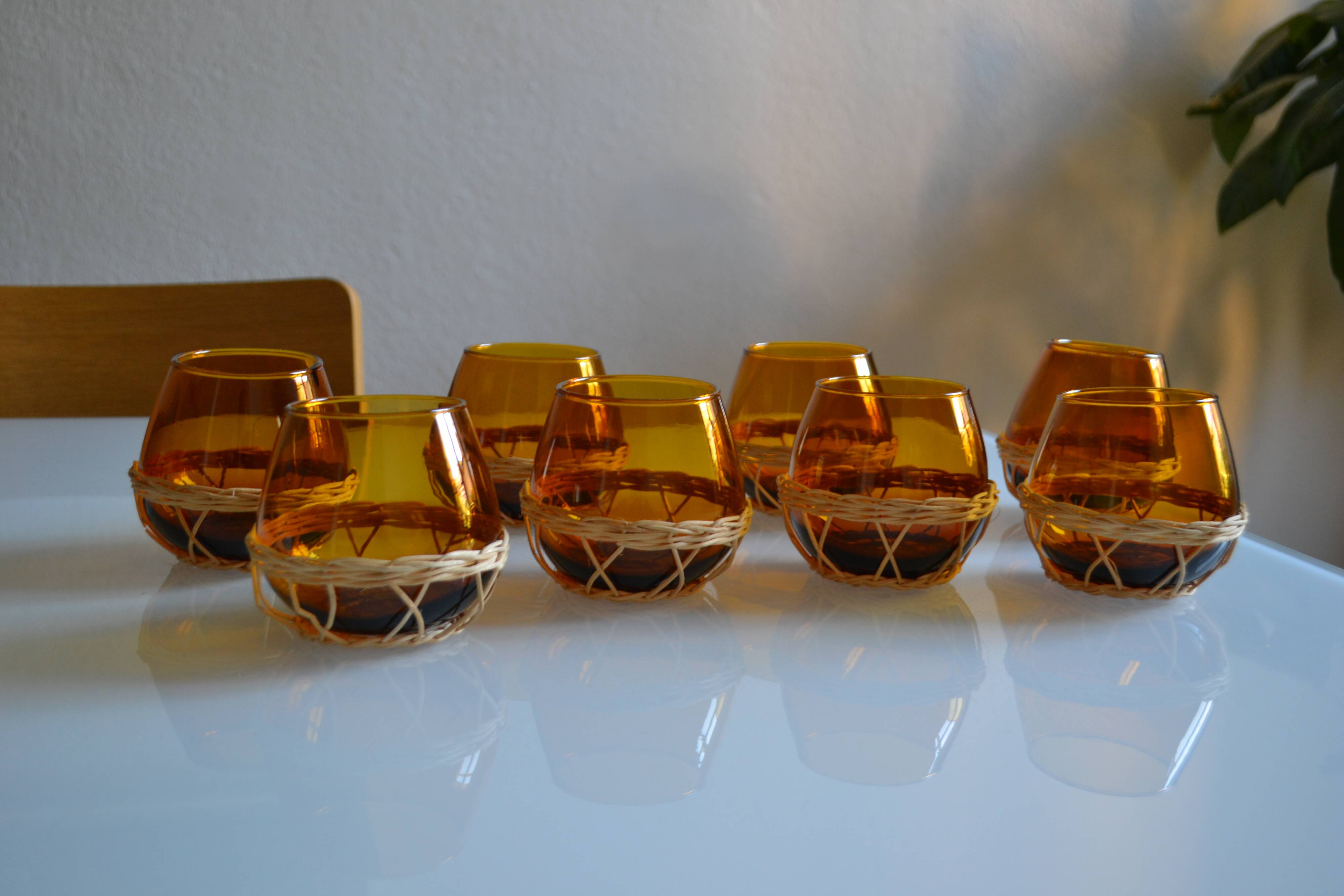 Set of 8 amber glasses & vintage rattan 1970