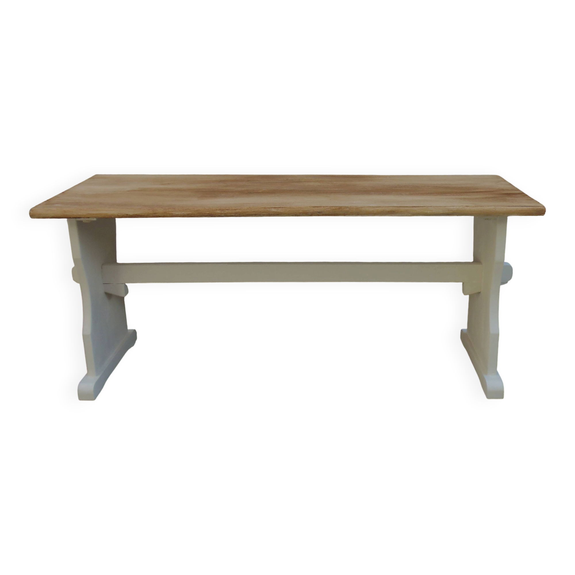 Banc réenchanté en beige, assise cirée chêne moyen.