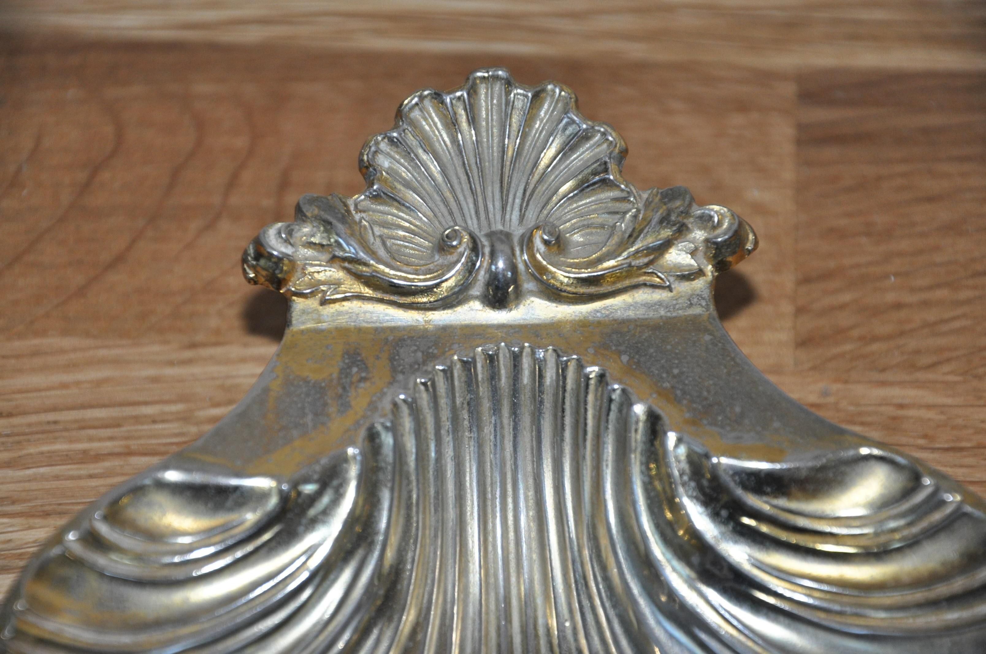 Empty-pocket scallop shell