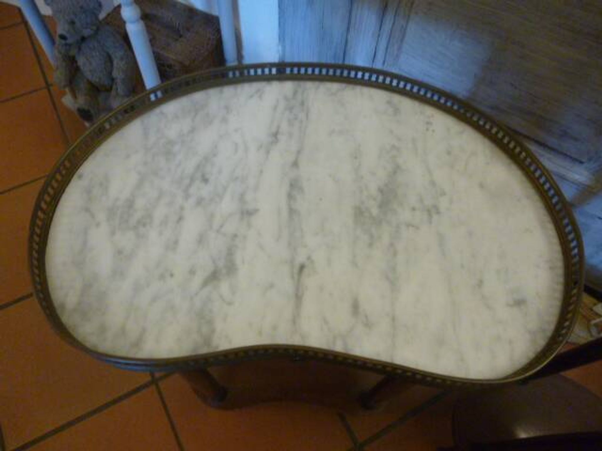 Pair of Antique Louis XVI Style Bean-Shaped Bedside Tables - Marble Top