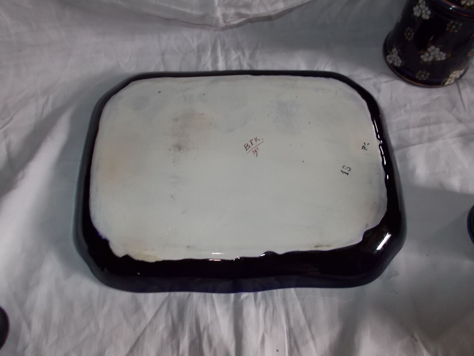 Set of tableware and its earthenware vases