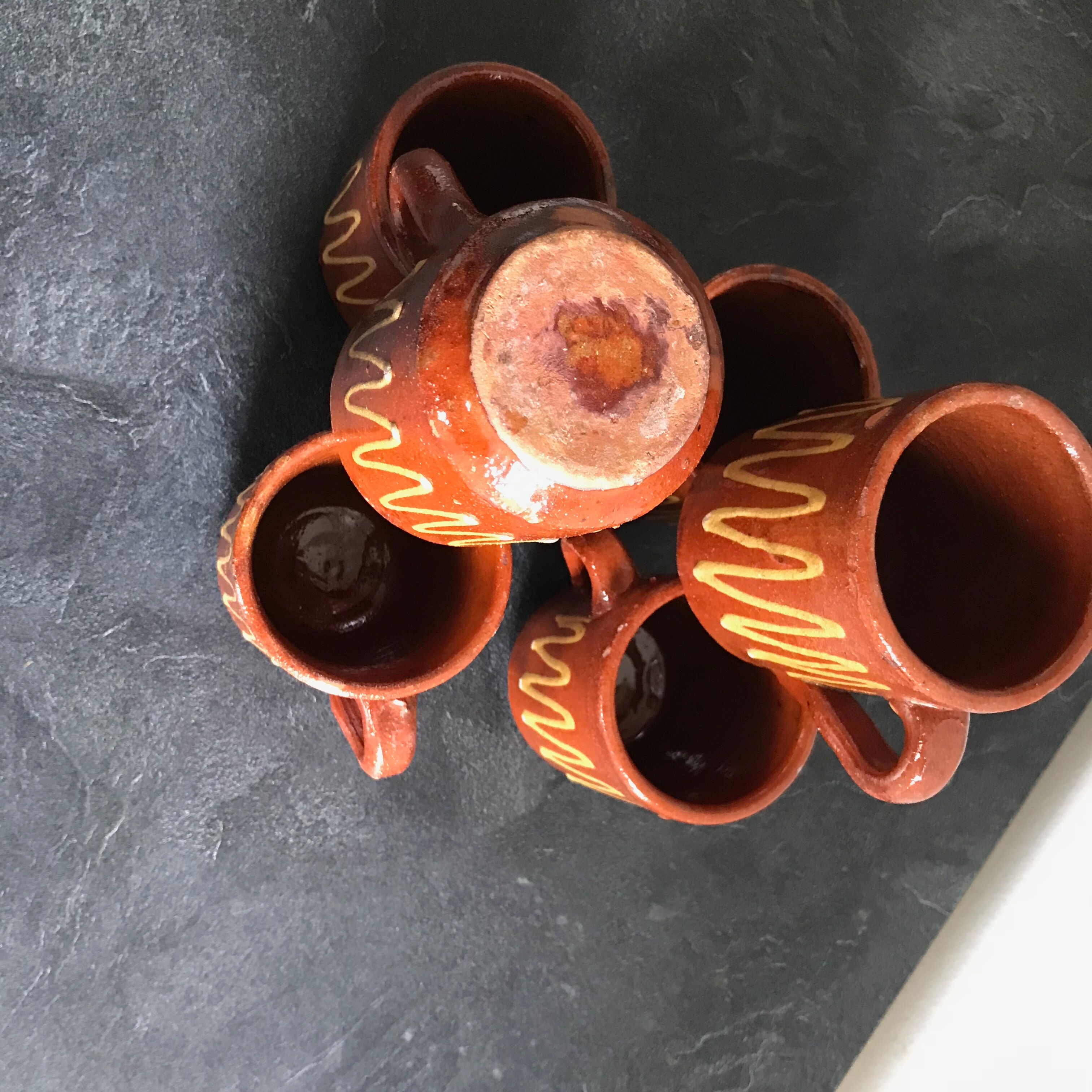 Lot de 6 mugs en terre cuite vernissée