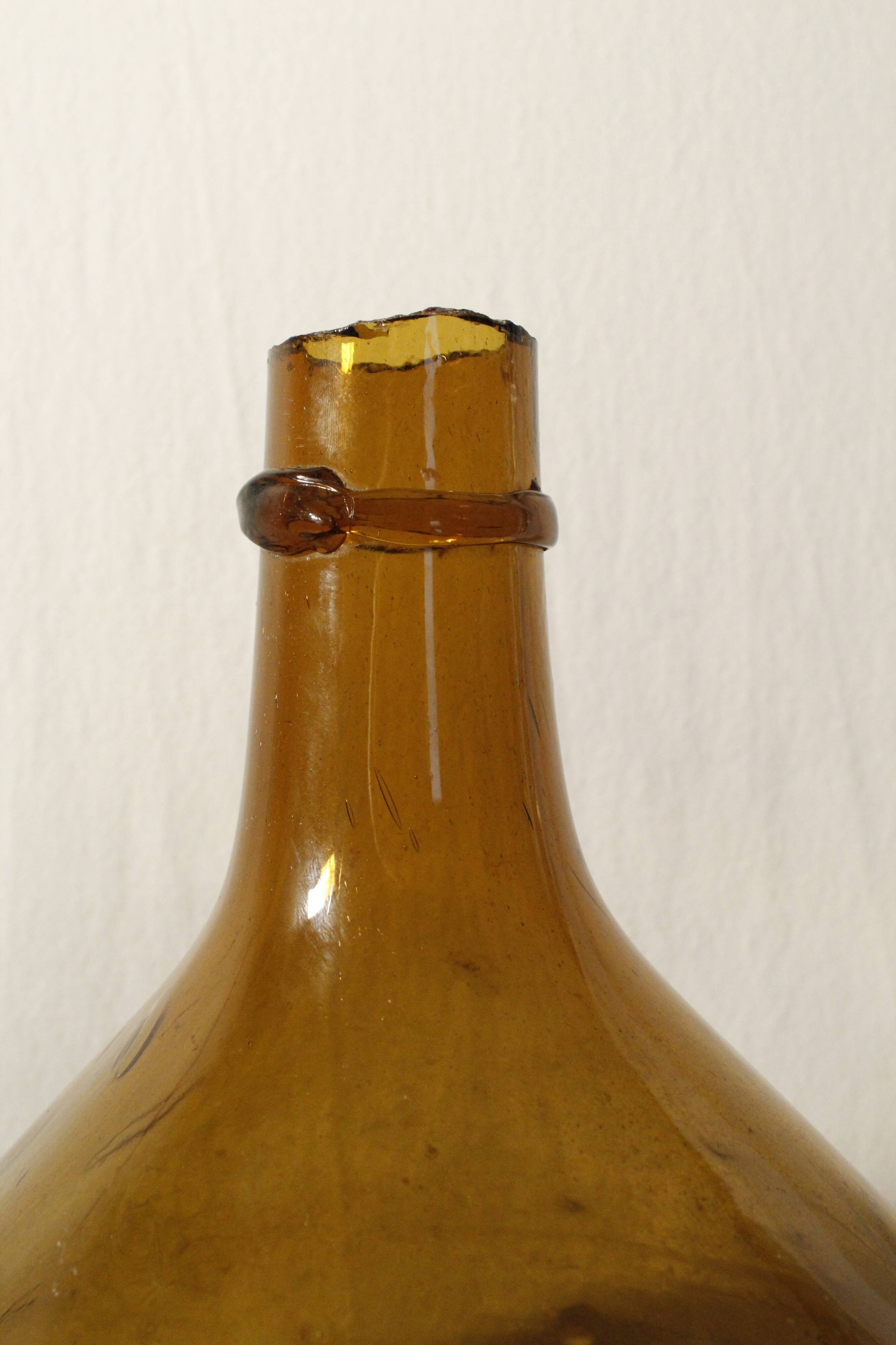 Dame-jeanne en verre ambré