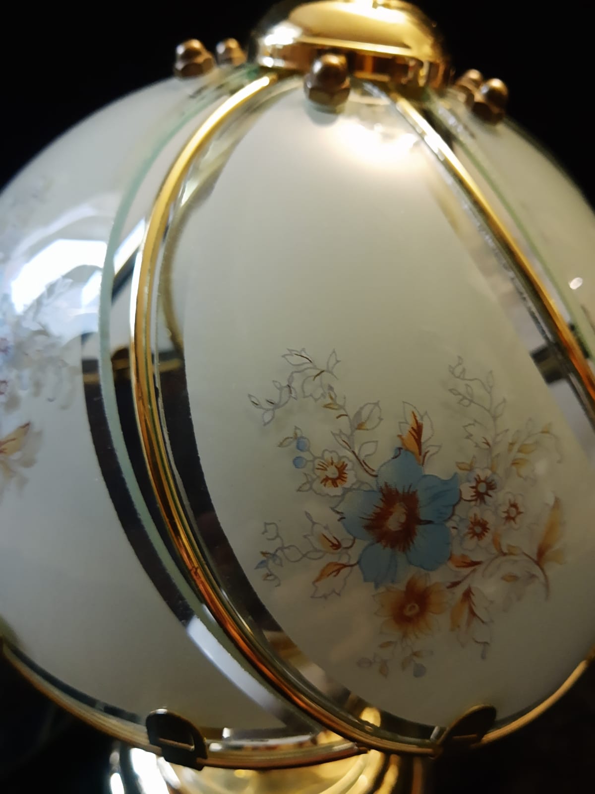 Tiffany style table lamp vintage floral motifs