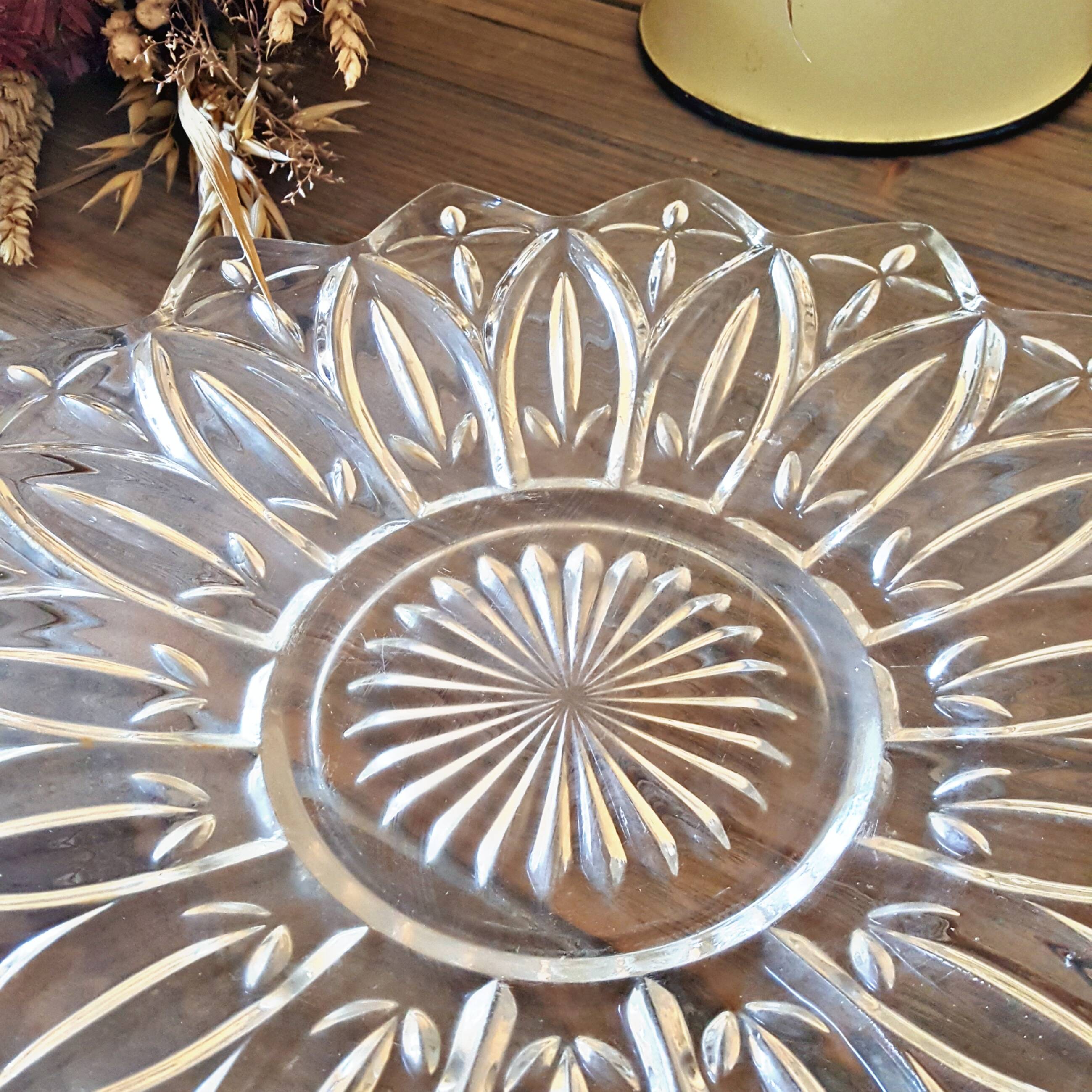 Star-shaped chiseled glass dish