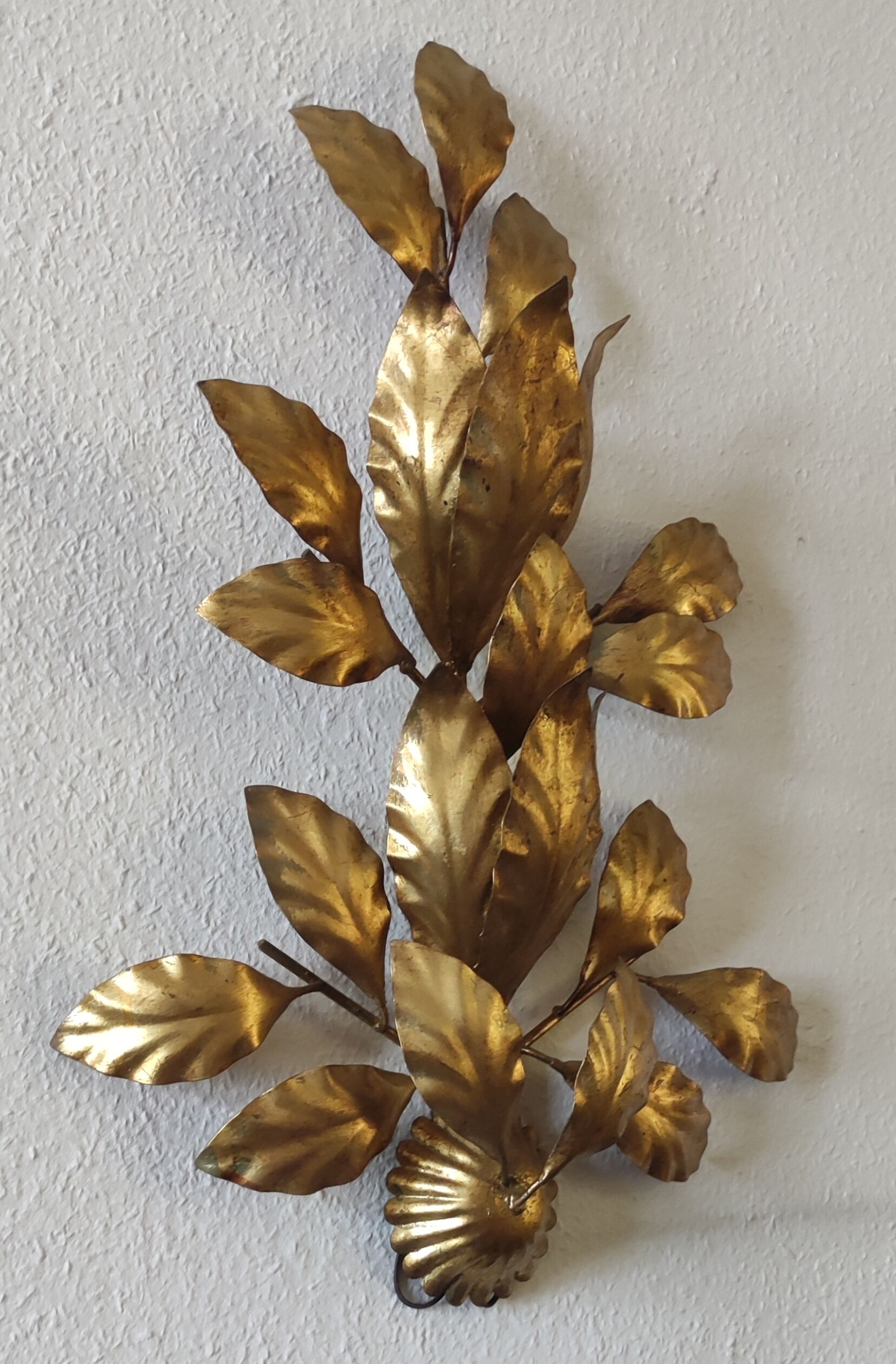 Design wall lamp in gold metal