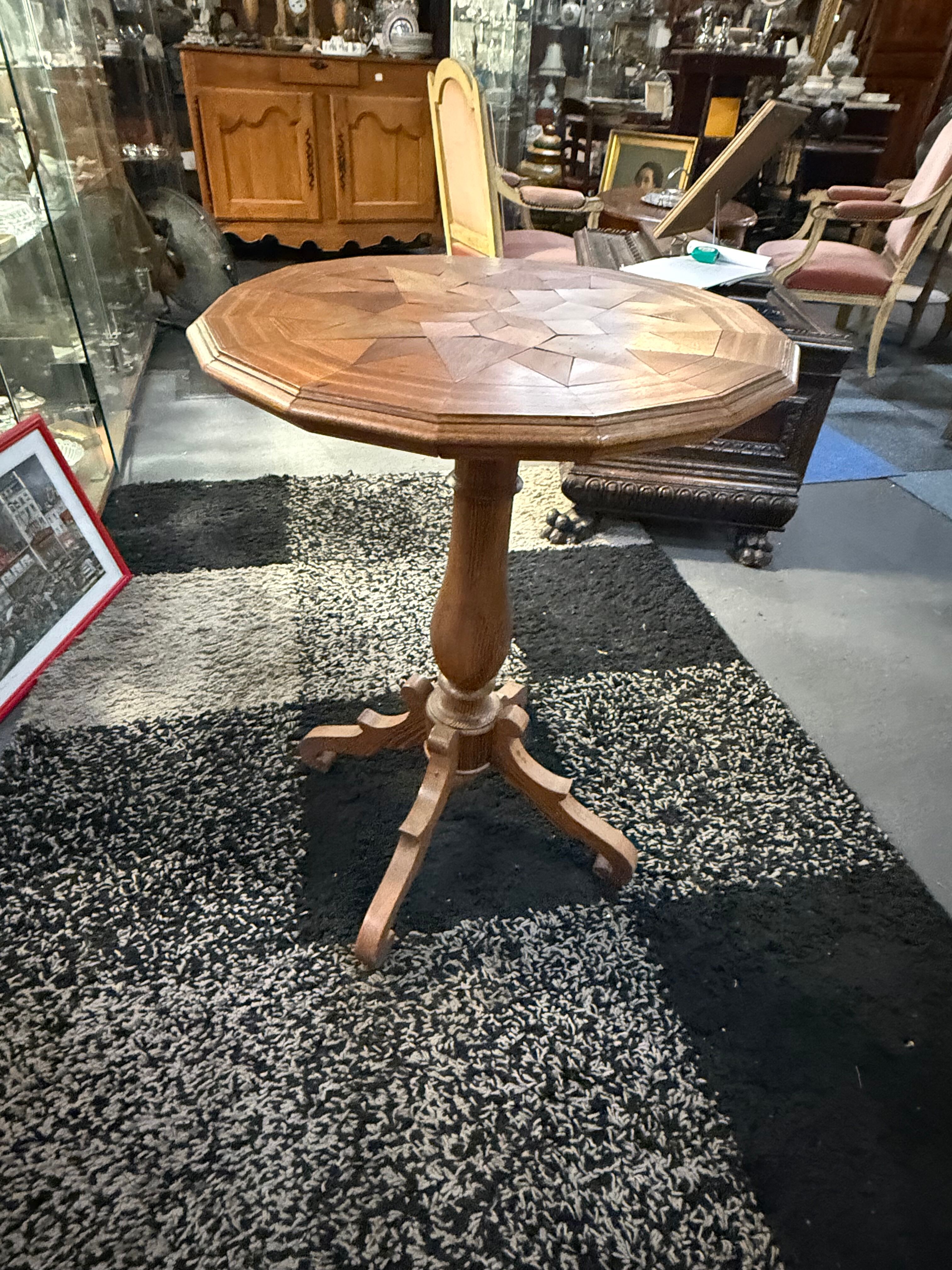 Side table in veneer