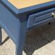 Bureau peint en bleu