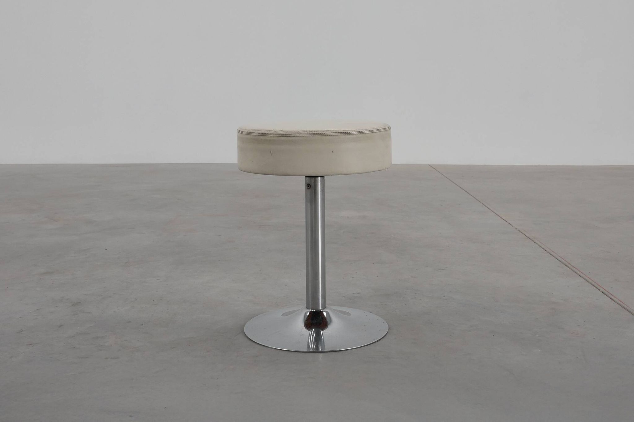 Tabouret vintage design Mid-century en chrome avec assise en cuir blanc, années 1970