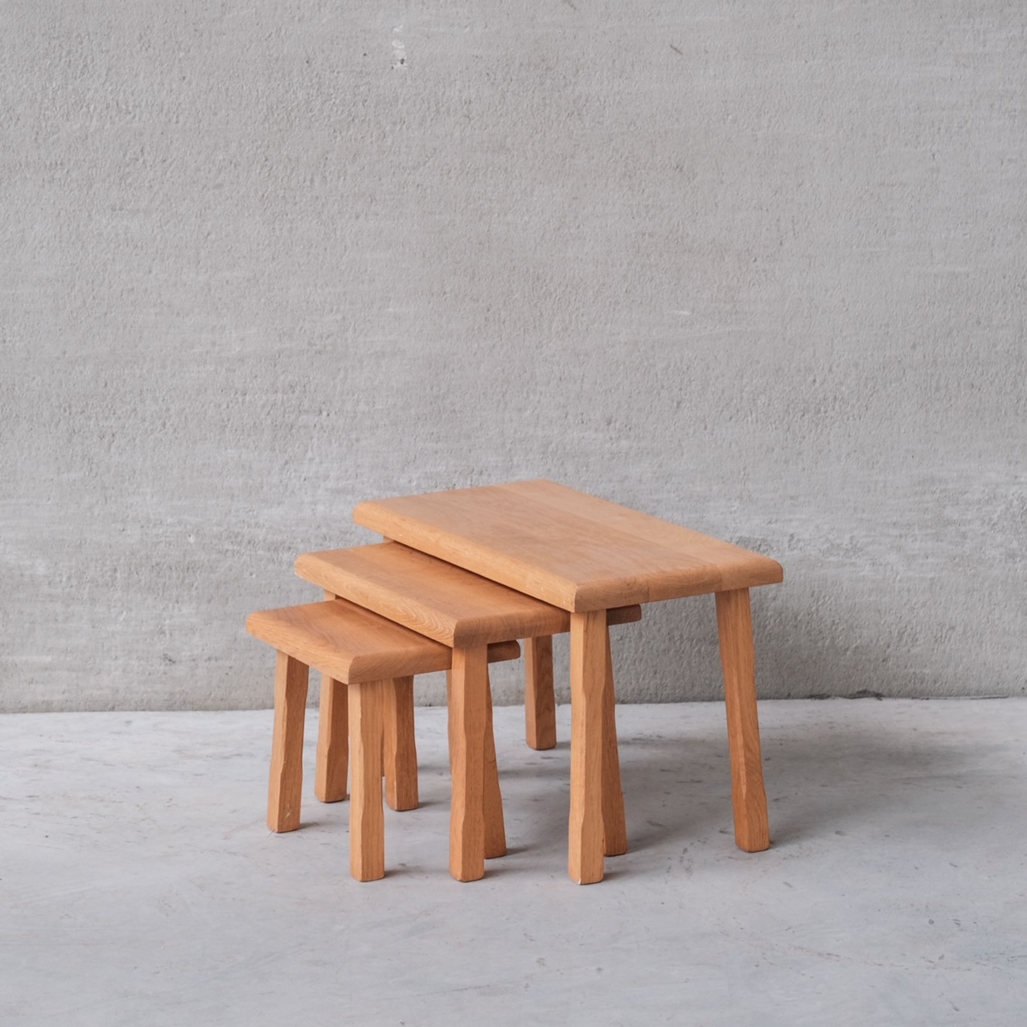 Ensemble de trois tables gigognes en chêne blond du milieu du siècle