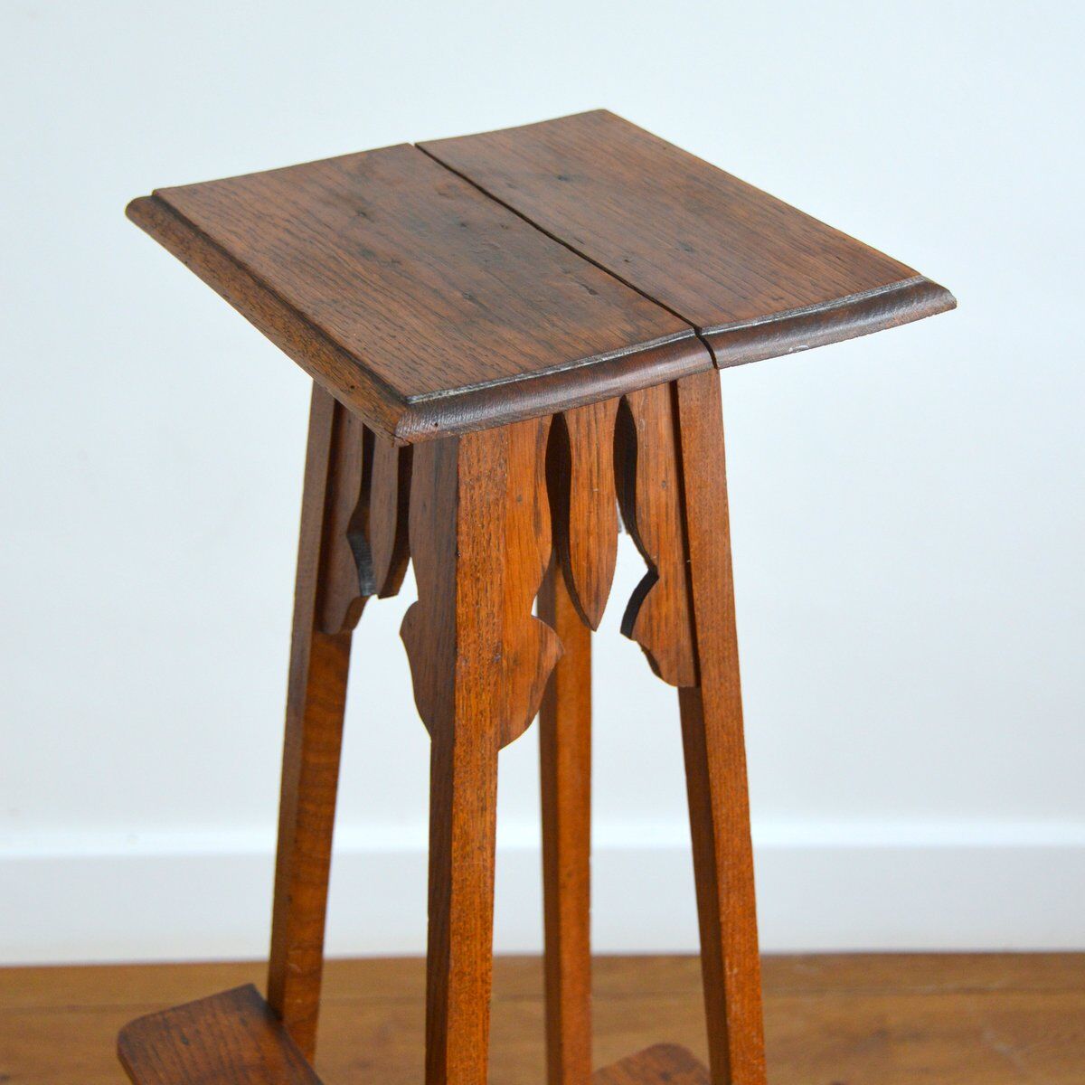 Vintage wooden sellette
