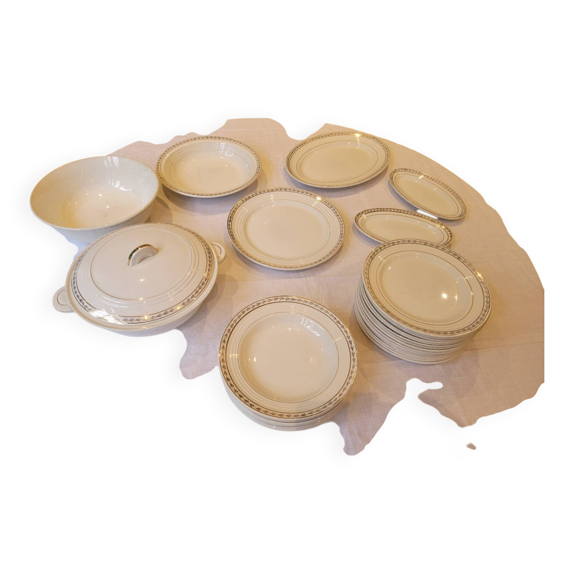 Table service in opaque porcelain with gold leaf.