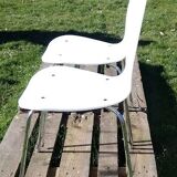 Paire de chaises blanches en plexiglas