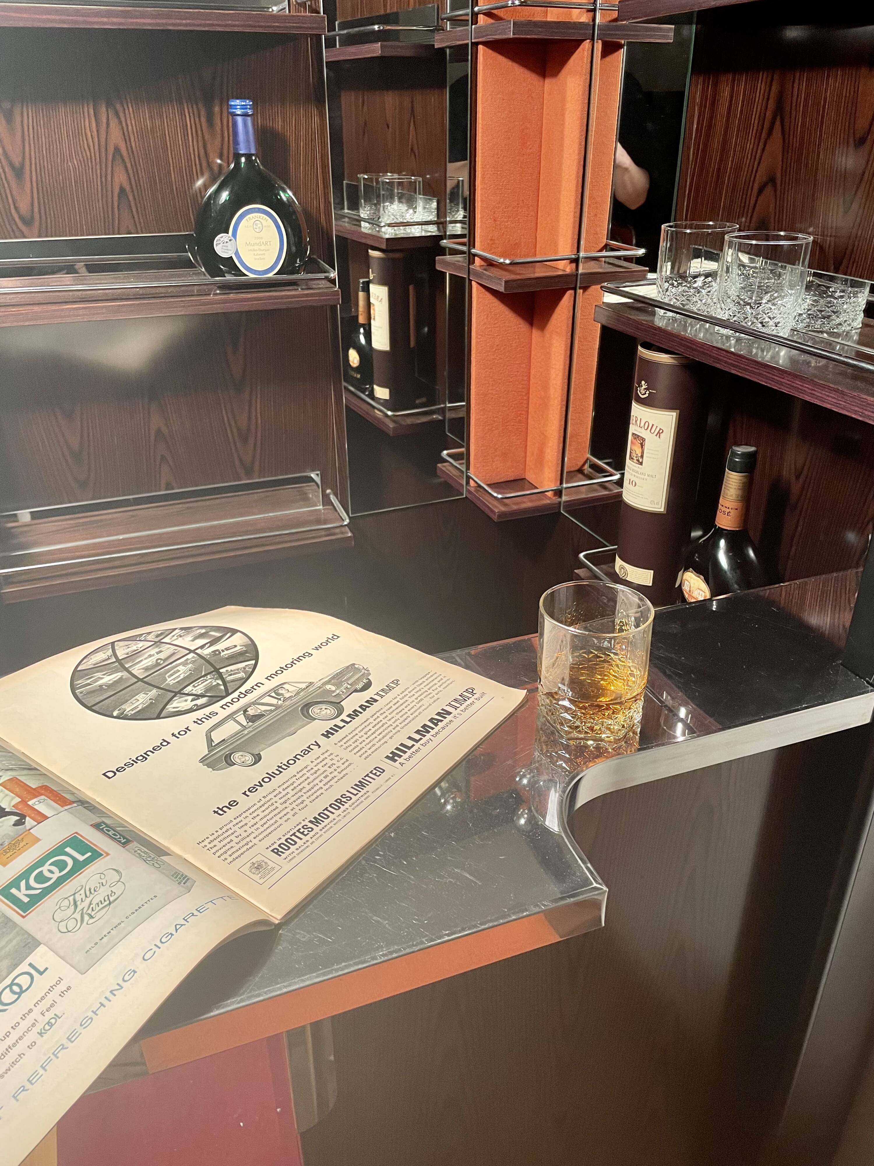 Bar art deco/cruise ship style staff