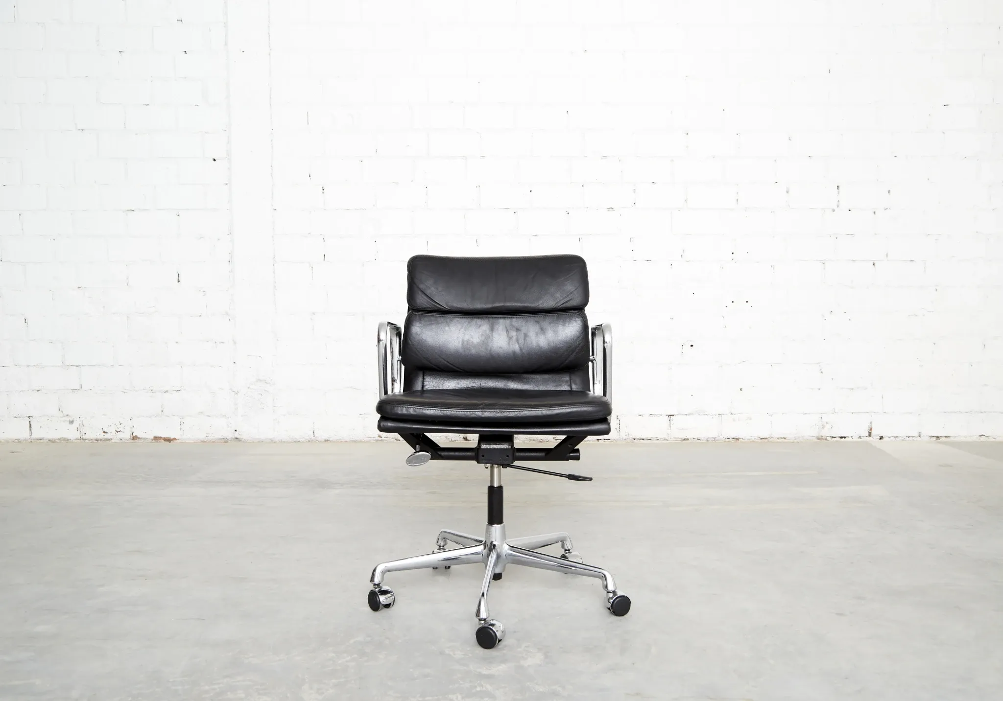 Charles & Ray Eames Soft PAd Chair EA 217 for Vitra
