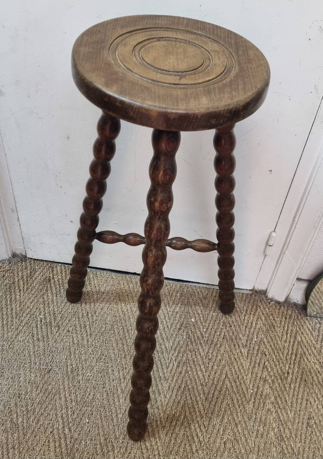 Tabouret tripode brutaliste