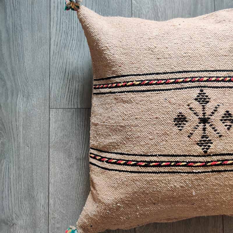 Coussin berbère beige à pompon en coton
