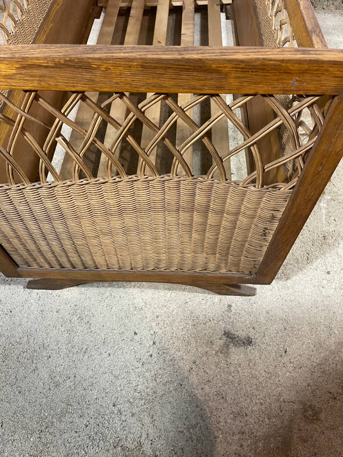 Children's bed in wood and wicker from the 50s and 60s