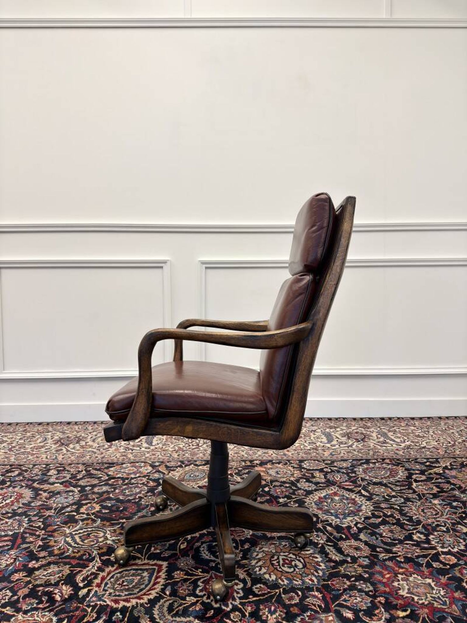 Fauteuil de bureau Chesterfield classique en cuir bordeaux