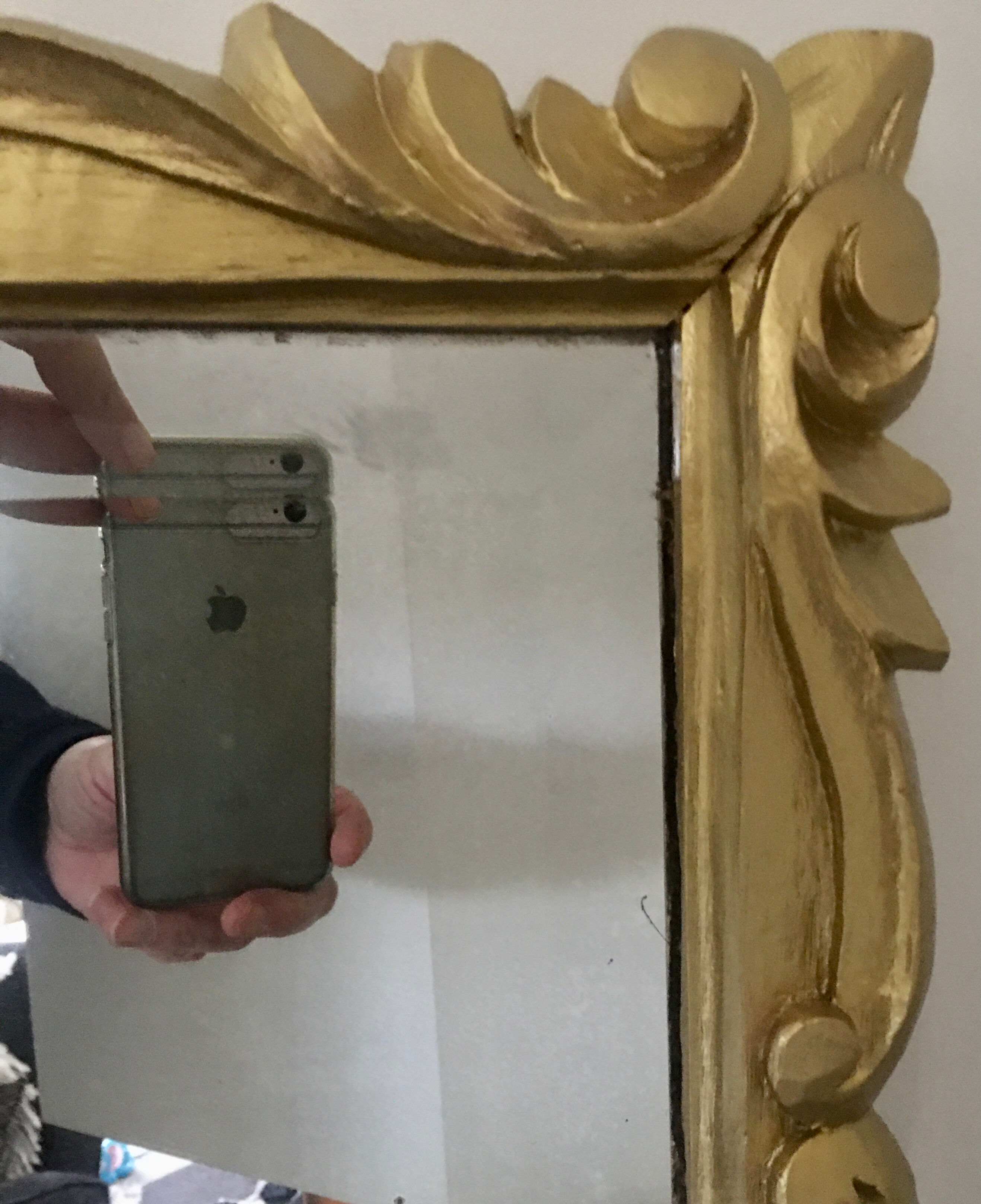 Miroir biseauté baroque aux fleurs sculptées et dorées