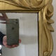 Miroir biseauté baroque aux fleurs sculptées et dorées