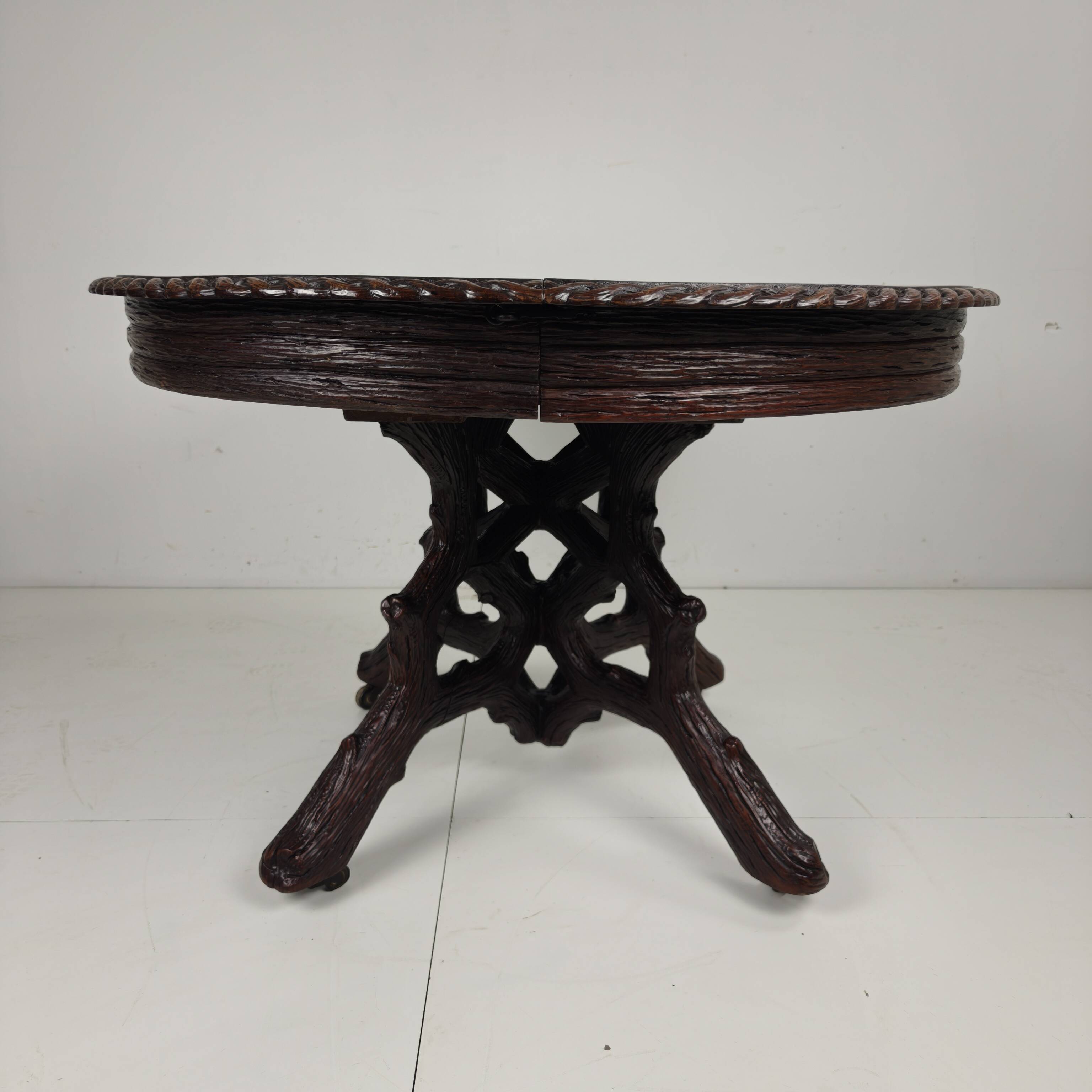 Table de centre de la Forêt-Noire par Matthijs Horrix pour Horrix Den Haag, années 1890.