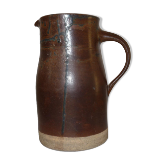 Pitcher-shaped in dark brown sandstone