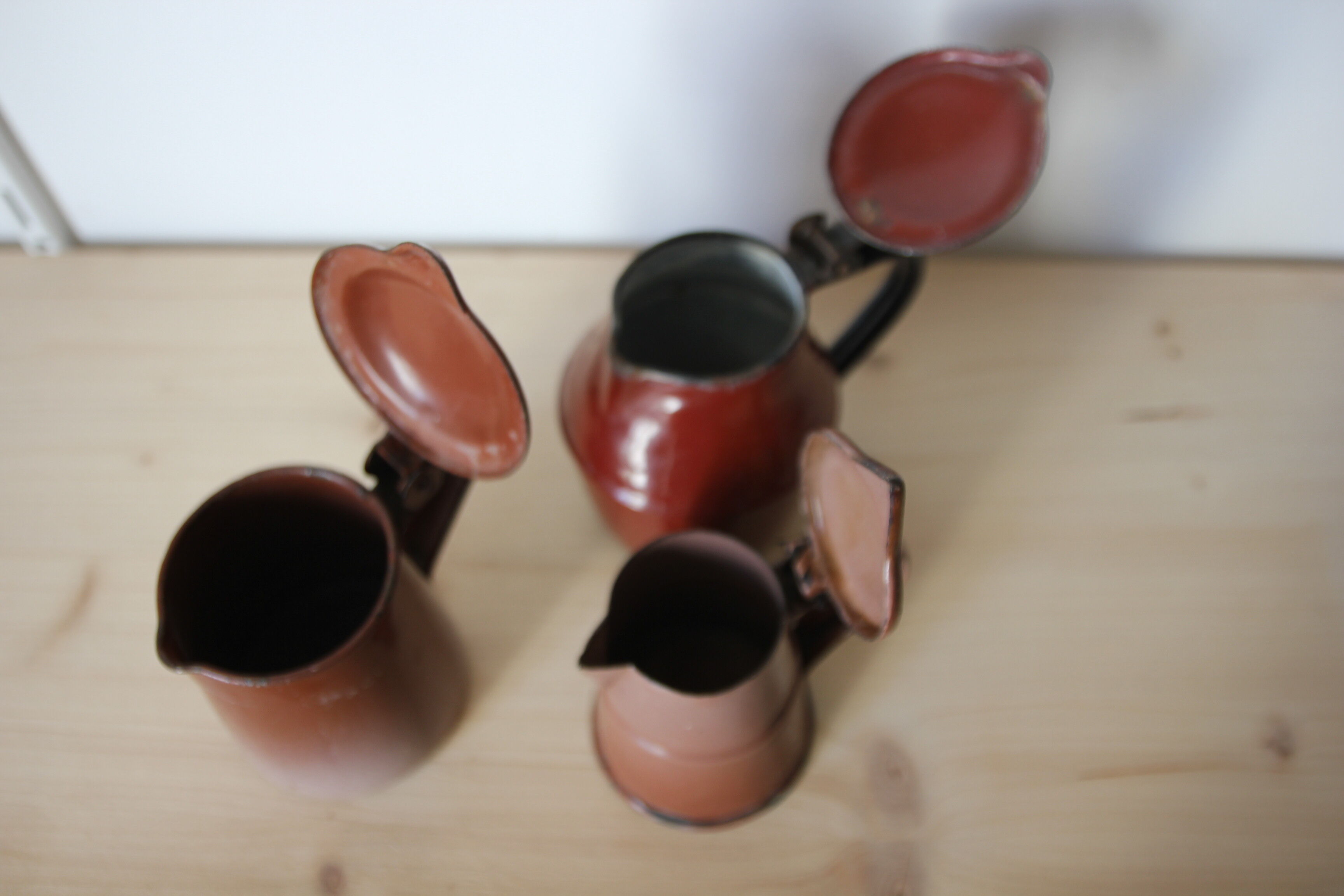 Trio de pots à lait émaillés