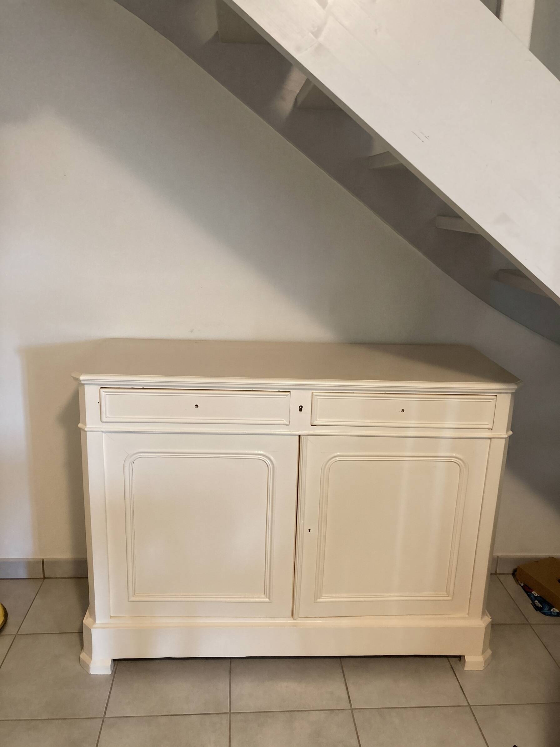 Buffet bas en bois massif relooké blanc cassé – Style Louis-Philippe