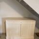 Buffet bas en bois massif relooké blanc cassé – Style Louis-Philippe