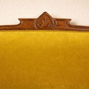 Sofa en noyer Art Nouveau et velours moutarde