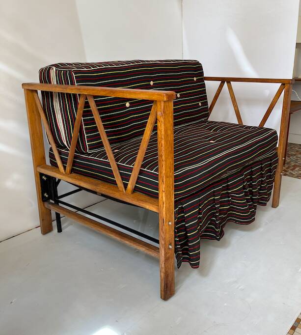 Two-seater bench convertible into a single bed.