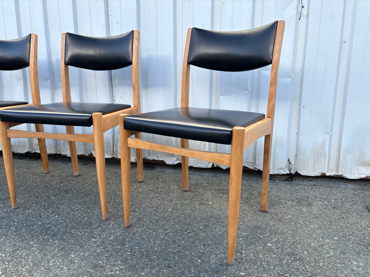 Set of 4 Scandinavian chairs in light wood and black faux leather – vintage