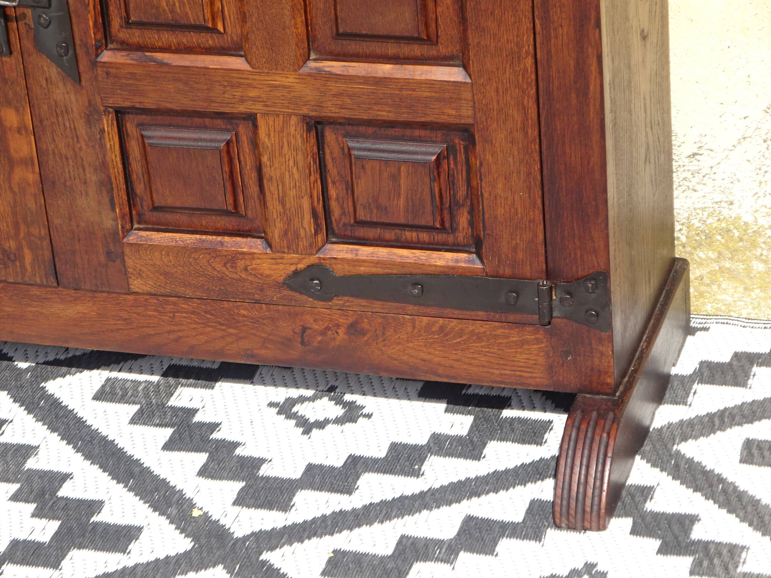 Shallow buffet in solid oak in Tuscan style.