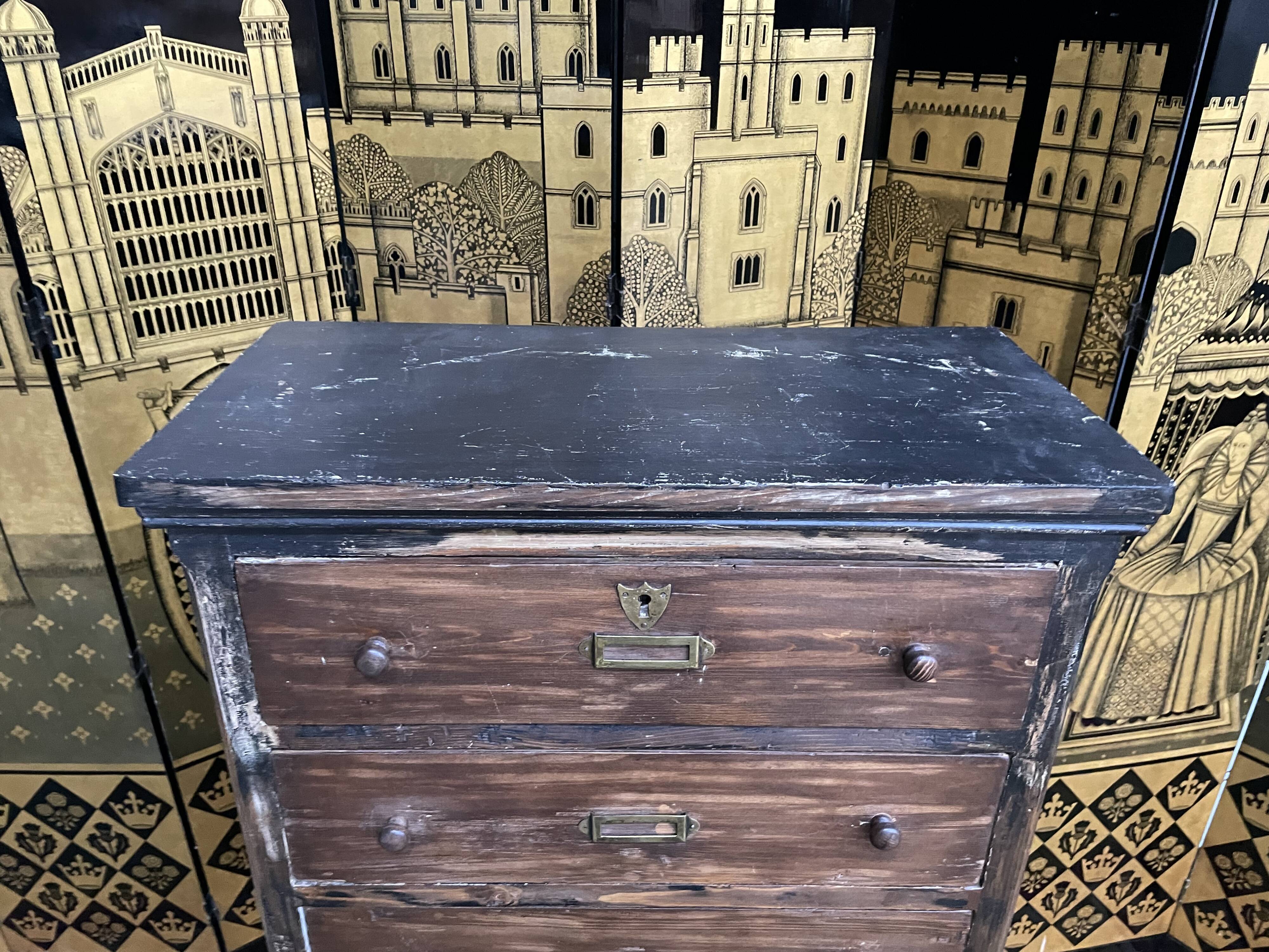 Chiffonnier in fir 19th