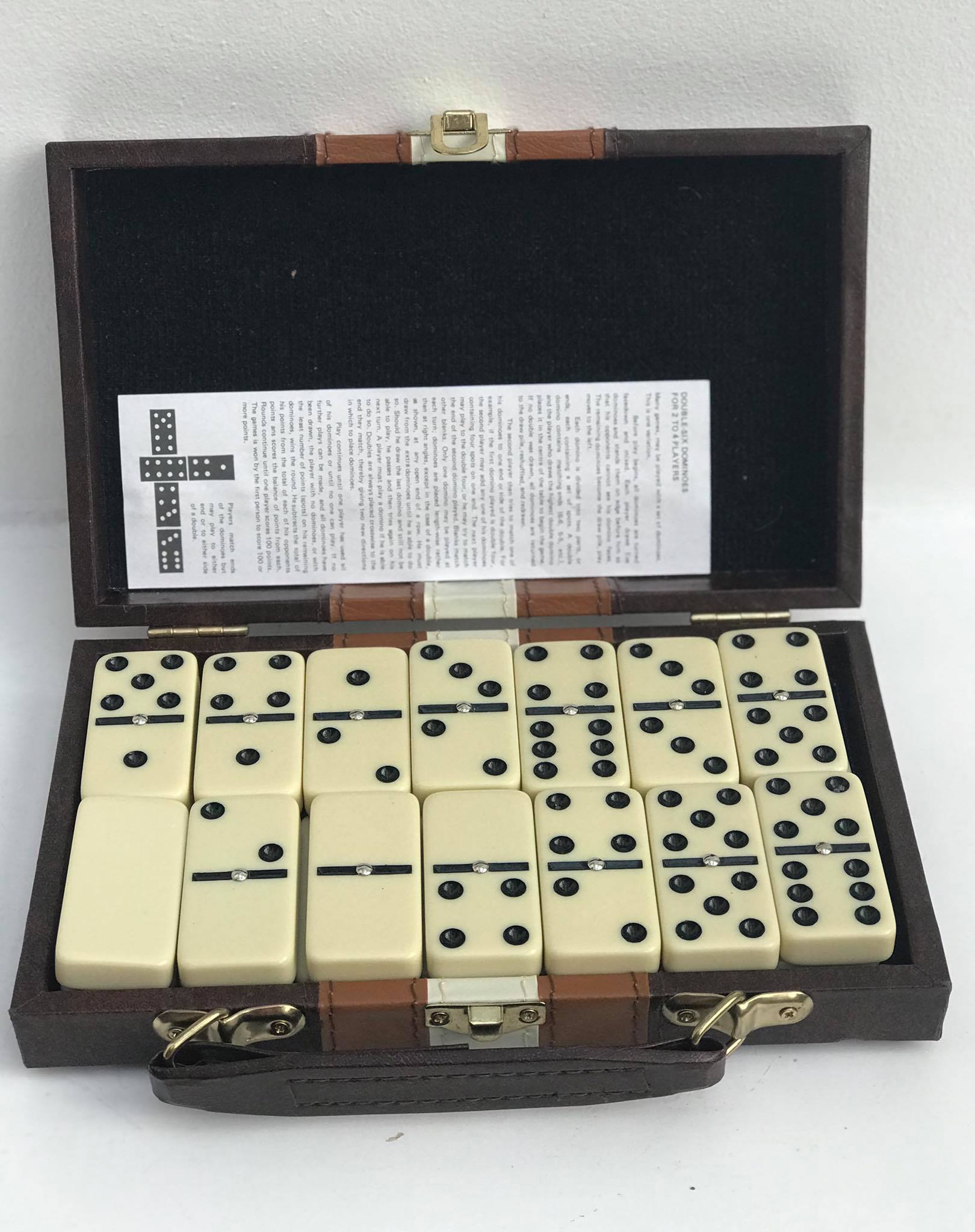Game of dominos vintage compact travel