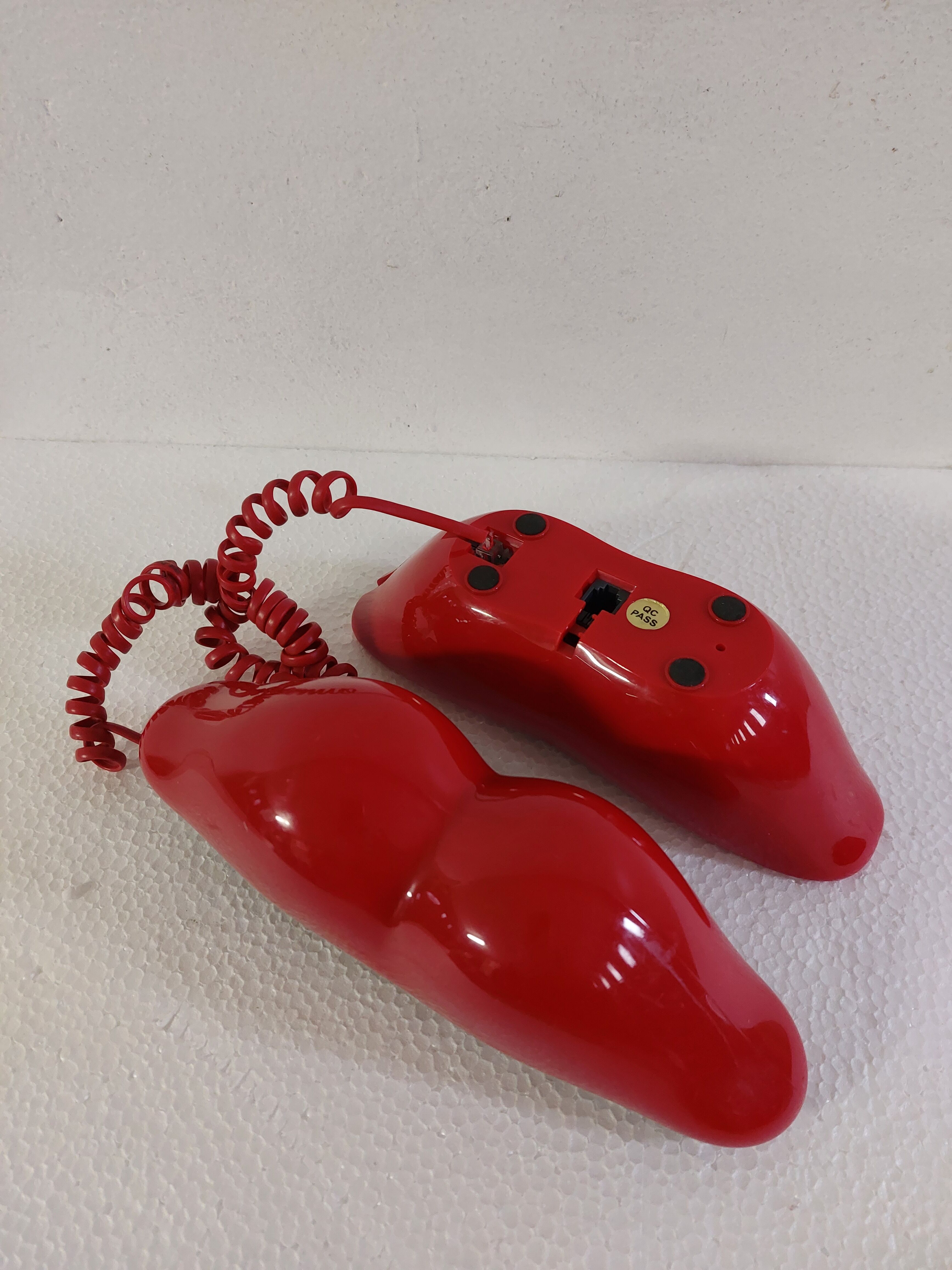 Vintage red lips phone