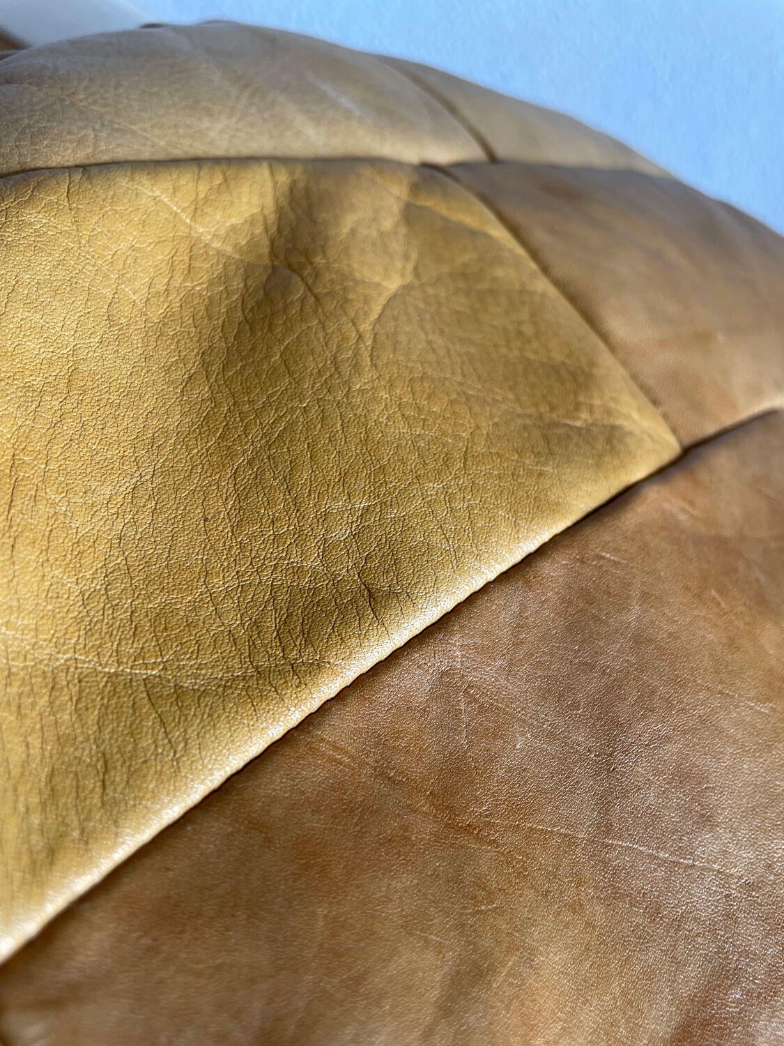 Set of 2 patchwork leather poufs brown camel De Sède