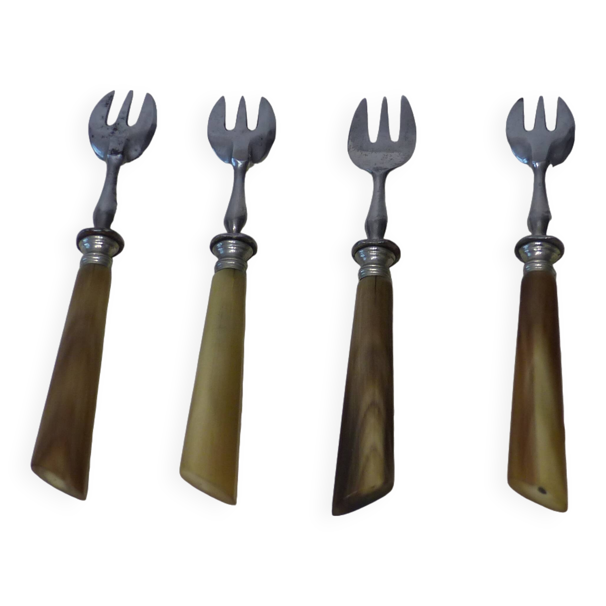 4 dessert forks