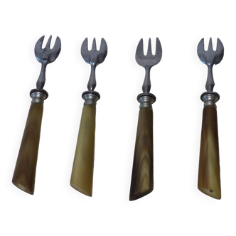 4 dessert forks