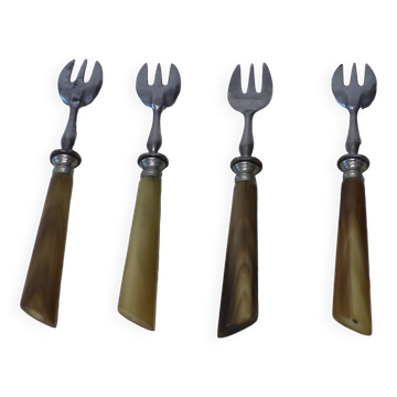 4 dessert forks