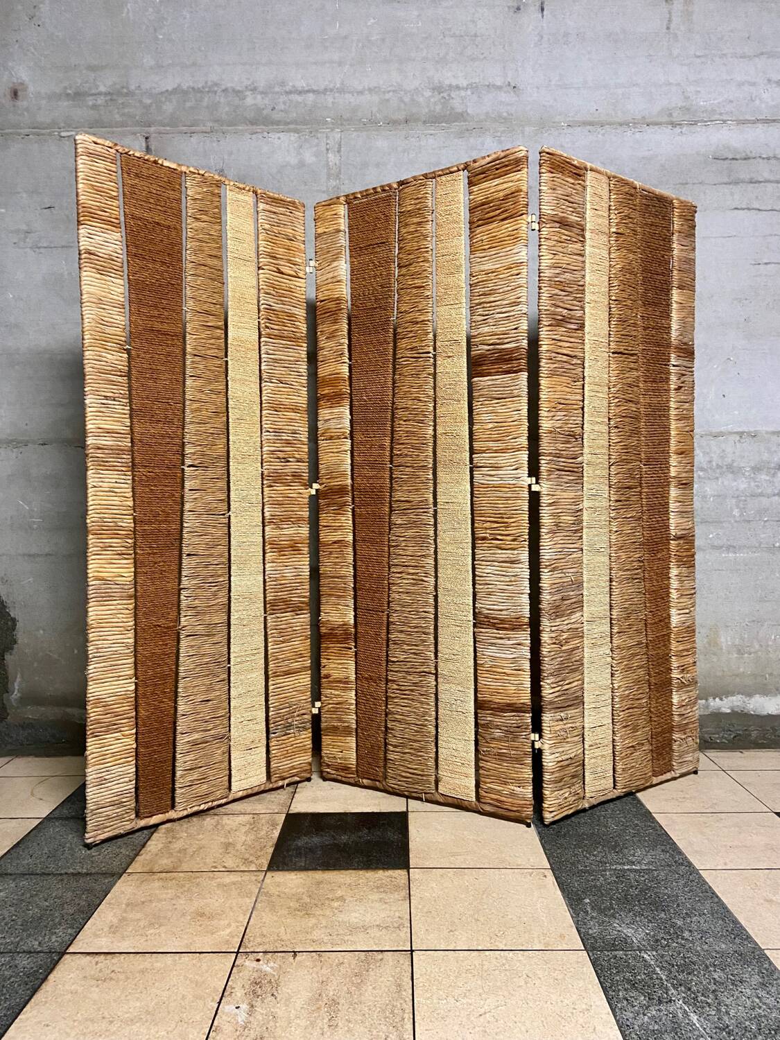 Vintage screen in straw and braided rope