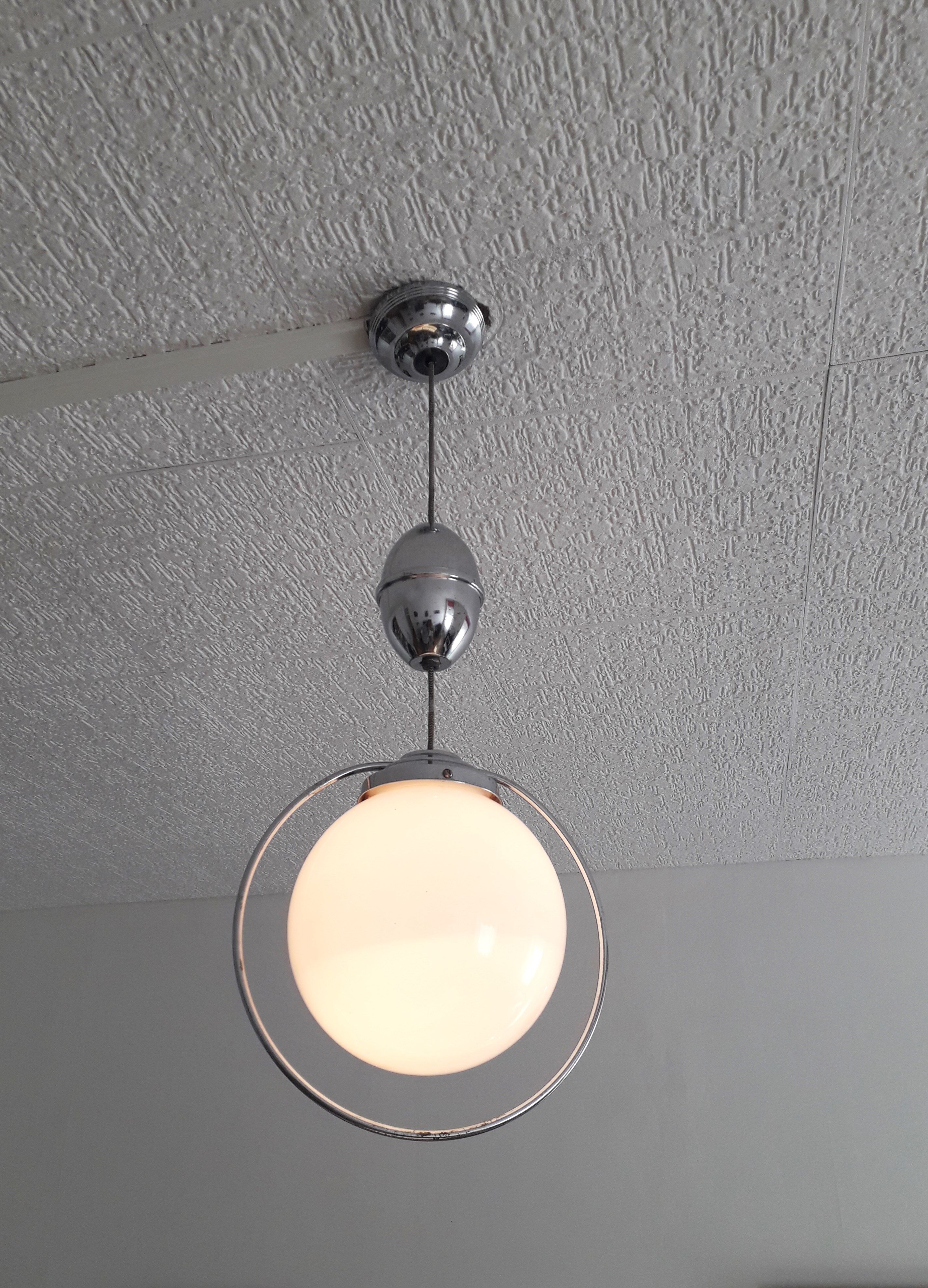 Suspension ''bistrot'' Monte et Baisse - Globe opaline blanche - 1940