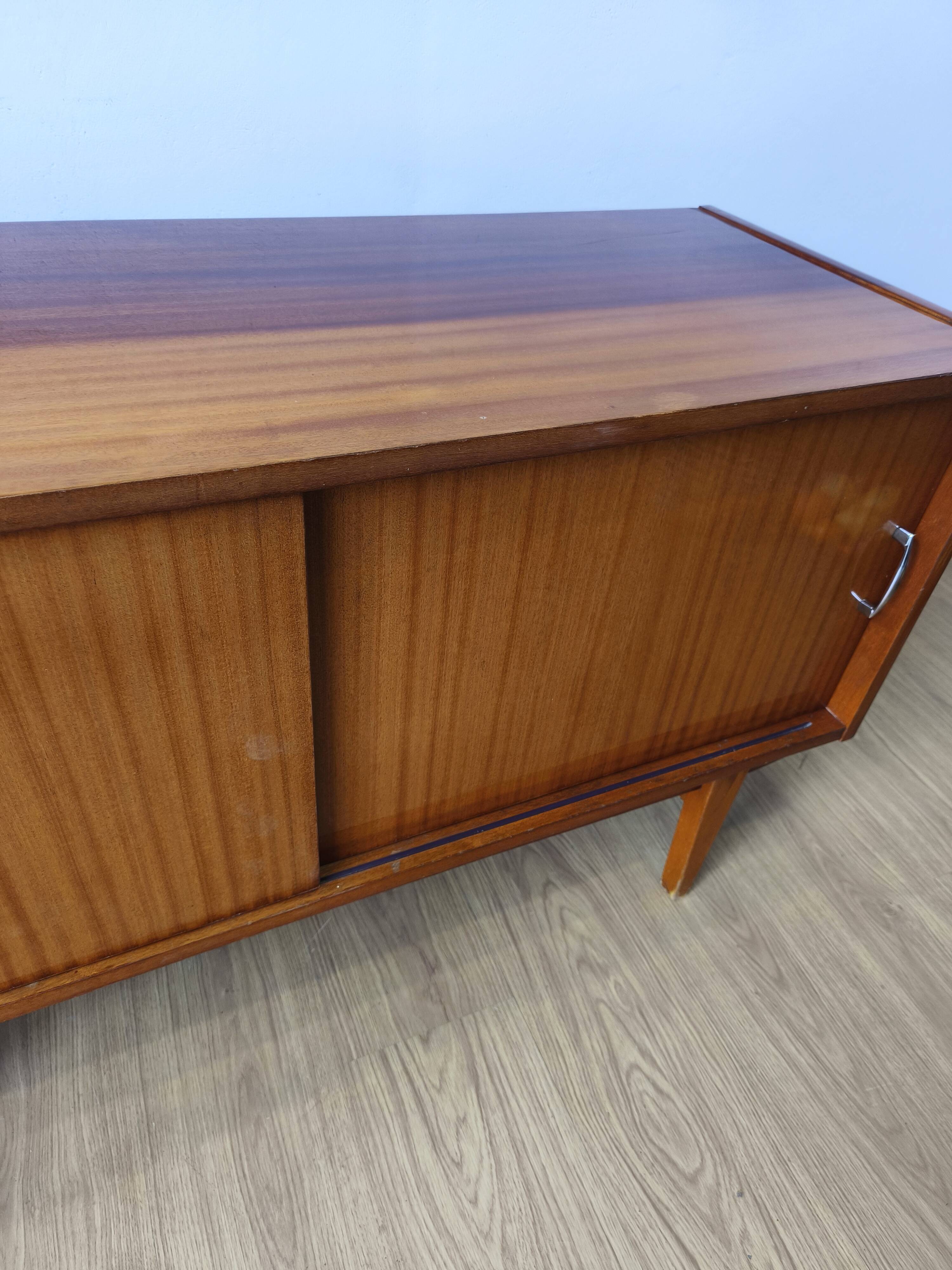 Buffet moderniste des années 1970.