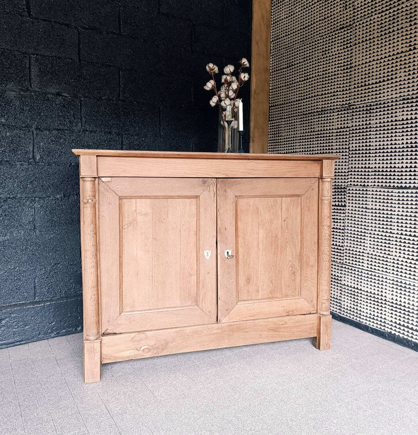 Vintage sideboard with 2 doors