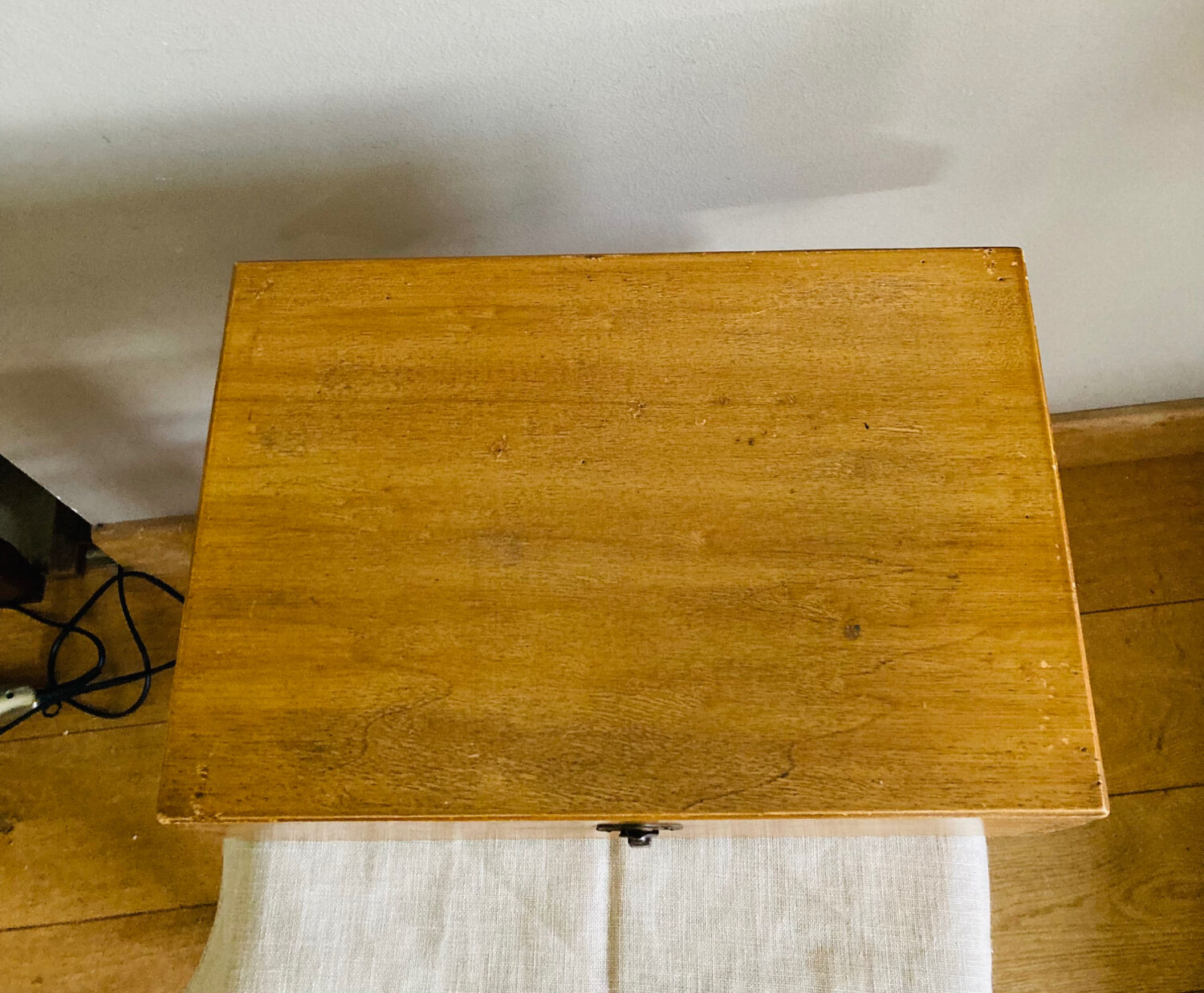 Box with compartments from the 19th century, dovetail mountings, clasp present