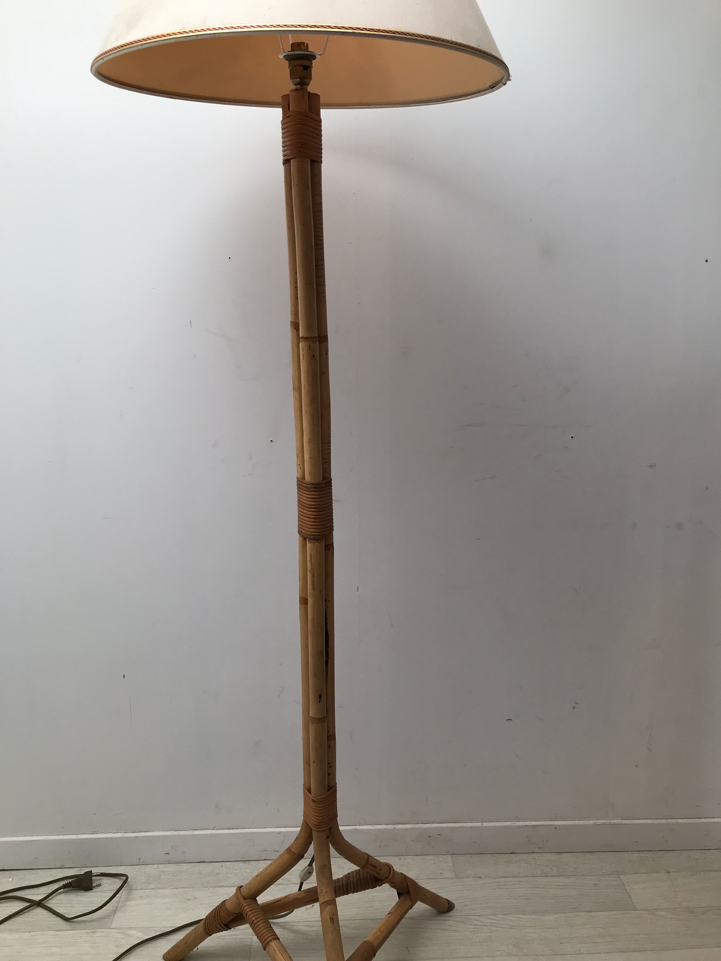 Bamboo lamppost feet tripod