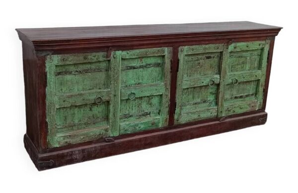 Buffet long en bois avec portes anciennes vertes