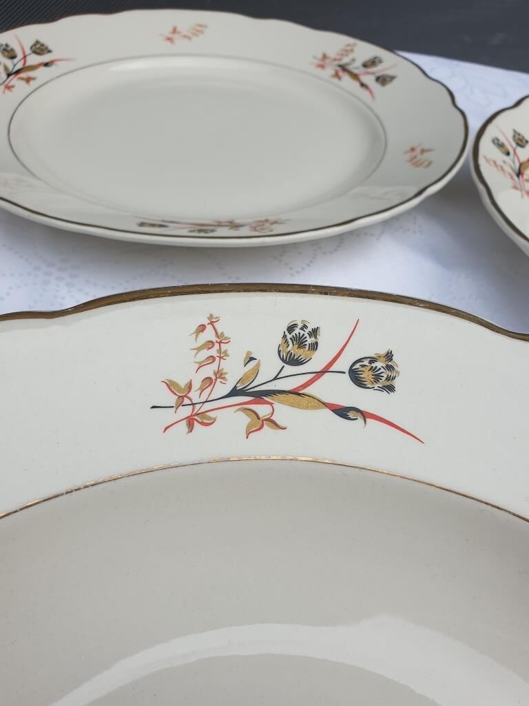 Set 8 plates and dish Villeroy & Boch Mettlach tulips 1940